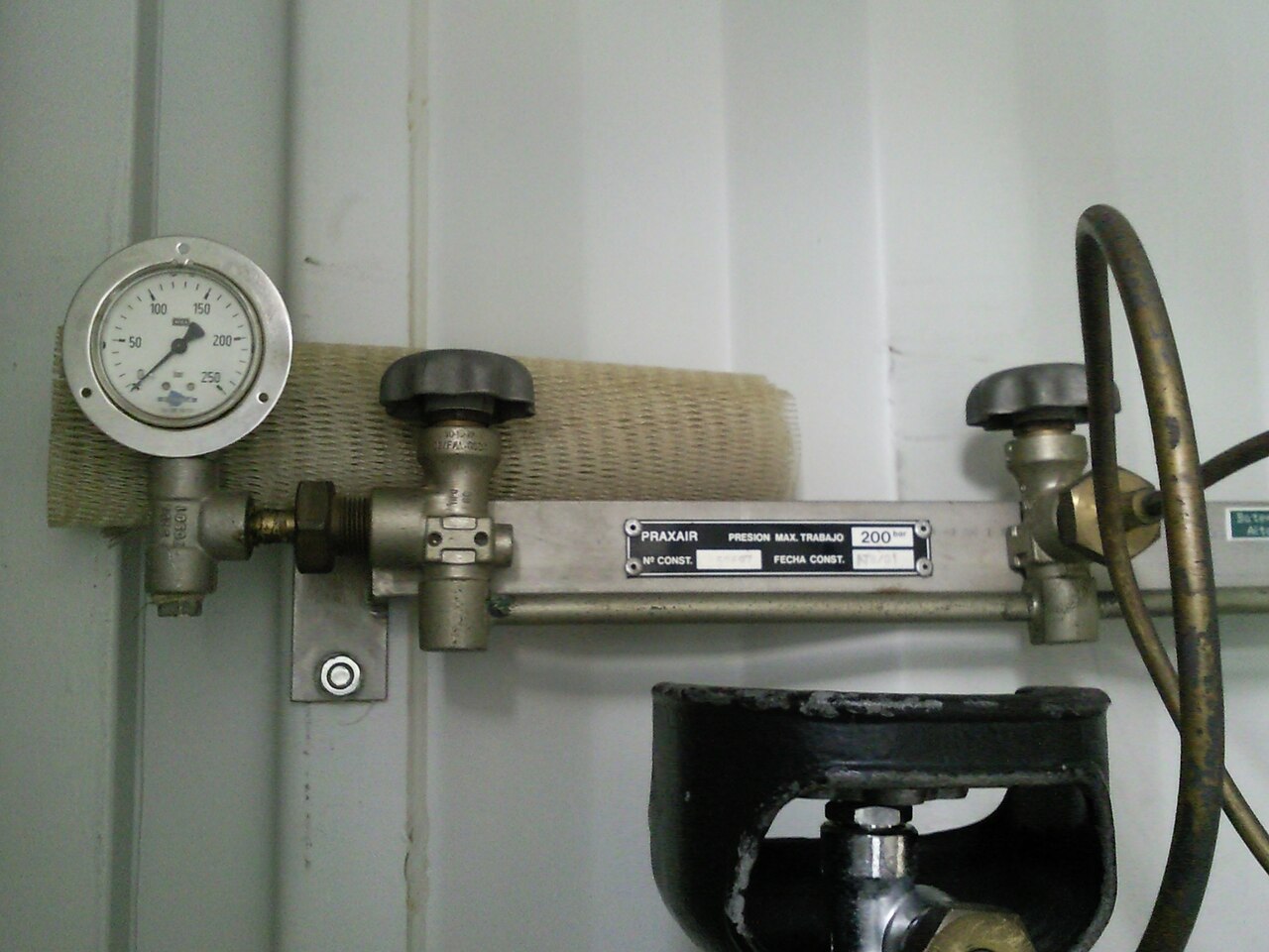 Pressure calibration bench
